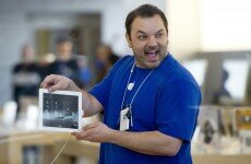 Apple employee shows iPad 2 in Chicago